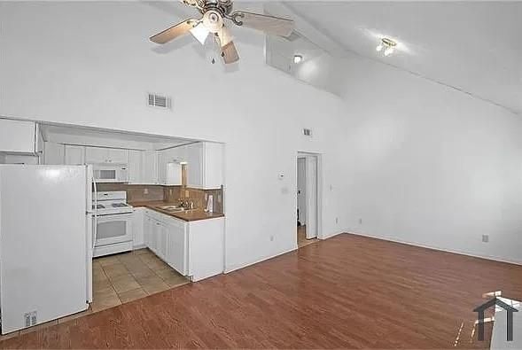 Building Photo - 6447 River Park Dr
