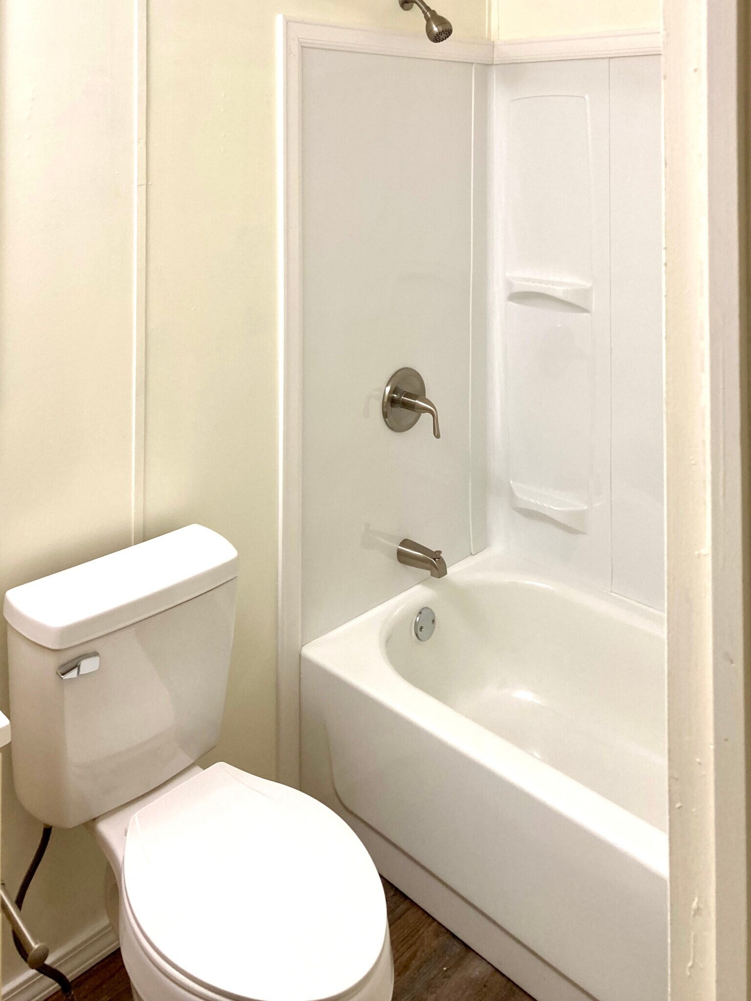 Bathroom - 152 Valentine Rd NE