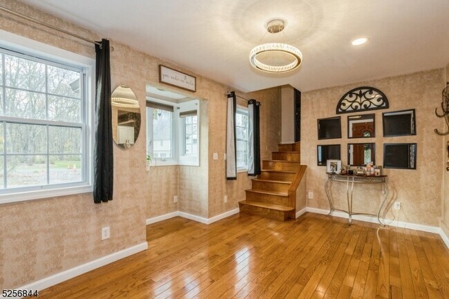 Building Photo - 48 Bellows Ln