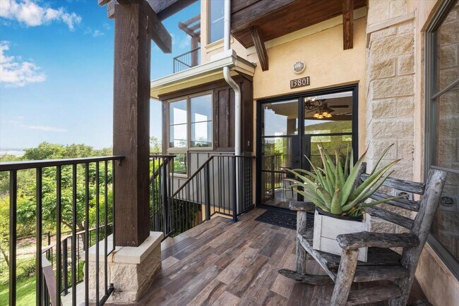 Building Photo - 13801 Lakeview Dr