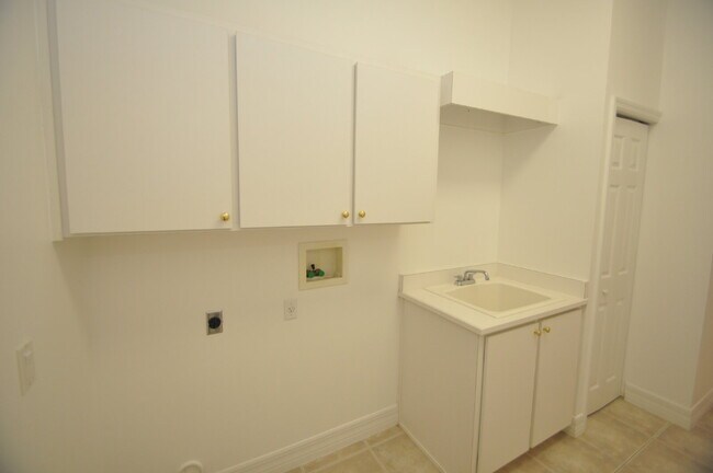 Building Photo - 12 Clementina Ct