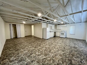 Building Photo - Spacious, 1 bed, 1 bath near Tech! Pre-Lea...