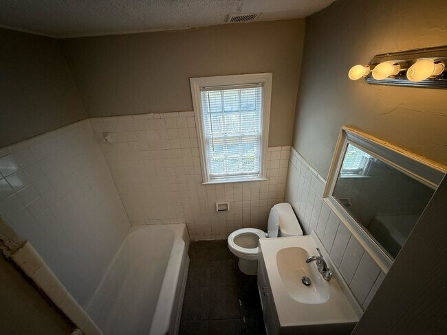 Building Photo - Great family-friendly home with 3 beds and...