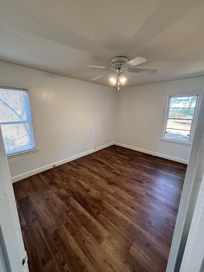 Building Photo - 3 Bedroom 2 Bath located in Brookhaven off Hargrove Road