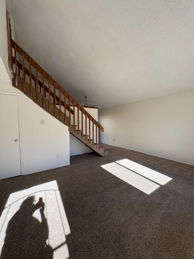 Building Photo - 2 bedroom duplex with garage - Bennett