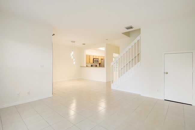 Building Photo - 6420 Park Lake Cir