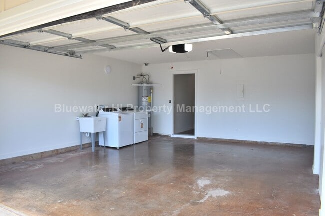 Building Photo - Renovated Single Level 3/2 w/ garage Waipi...