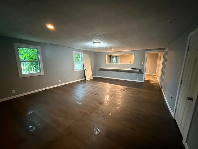 Building Photo - 2 bedrooms house completely remodeled