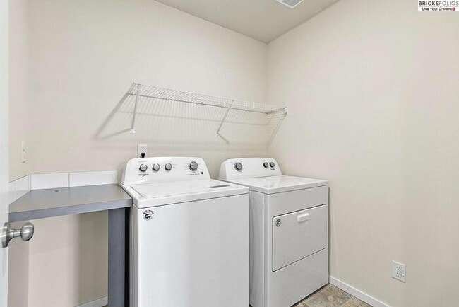 Building Photo - Your Ideal Home in Puyallup Awaits – Peaceful, Modern, Perfectly Located.