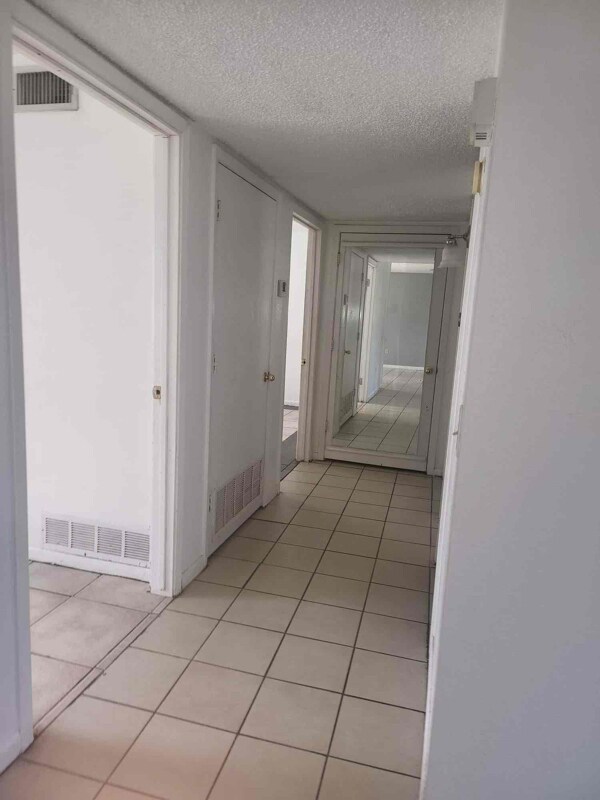 Building Photo - 305 Sierra Vista Dr