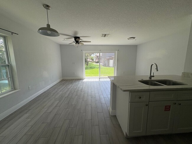 Building Photo - 3-bedroom, 2.5-bathroom townhome by UCF