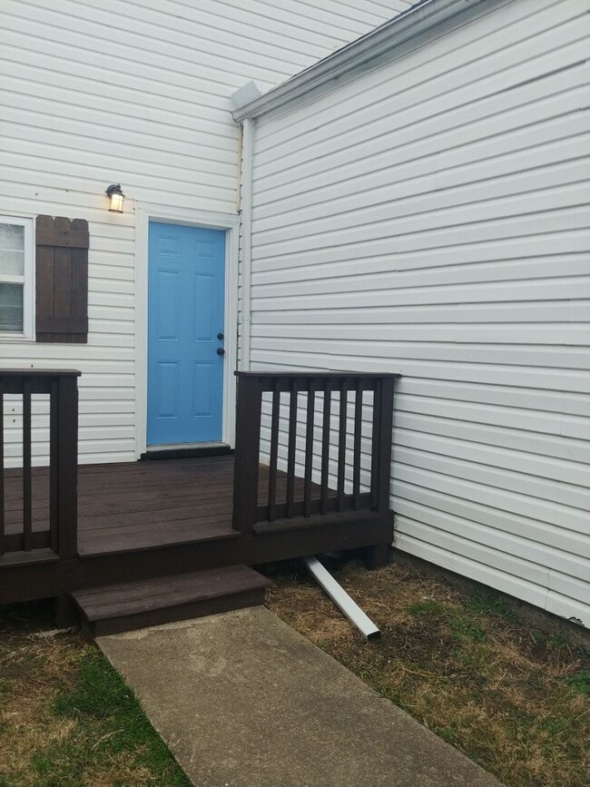 Building Photo - 4 bedroom, 2 bathroom home close to the Un...