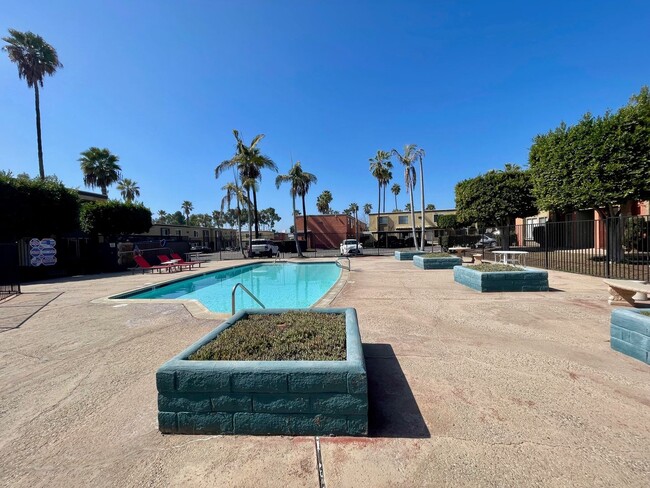 Building Photo - 2 Bedroom 1 Bathroom Condo in San Diego, c...