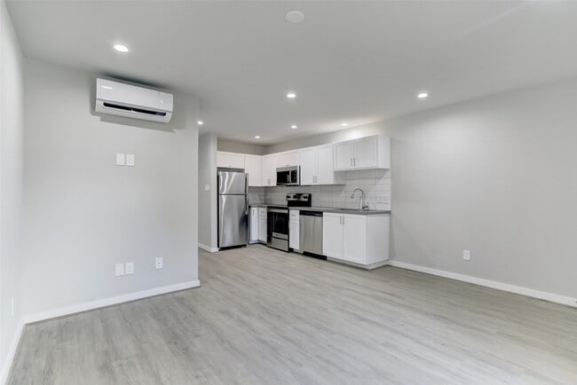 Building Photo - 645 E 11th 1/2 St