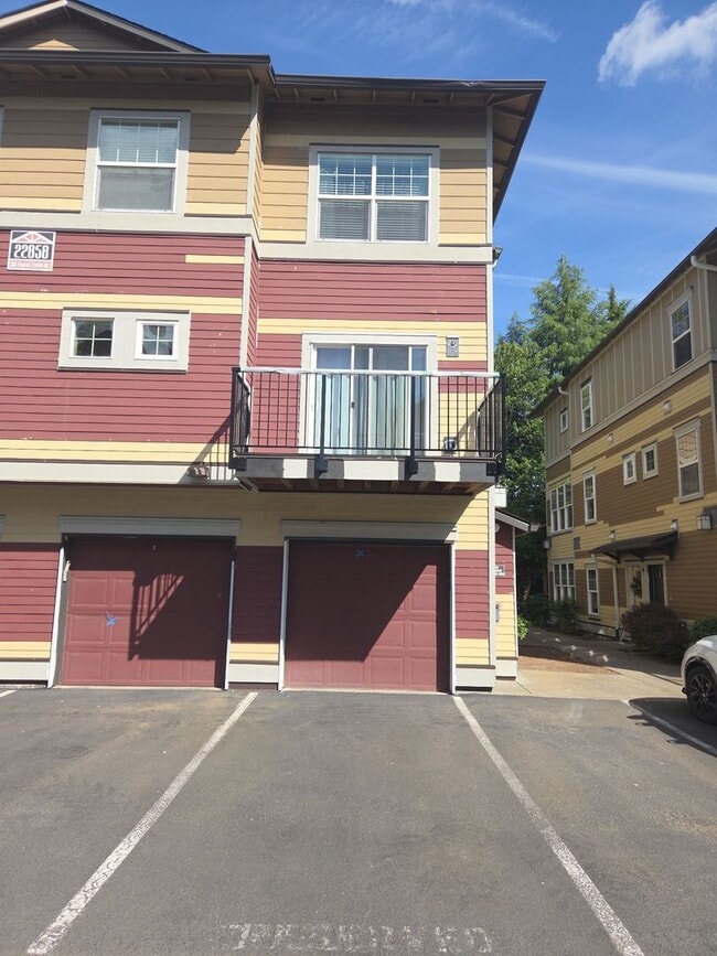 Building Photo - Well-Designed Condo with Dual Primary Suites, Vaulted Ceilings & Community Clubhouse