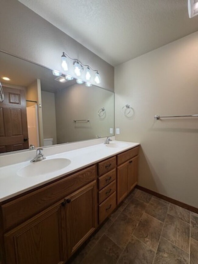 Building Photo - 3 BEDROOM | 2 BATH | GARAGE | NEWER TOWNHOME SUMMERSET