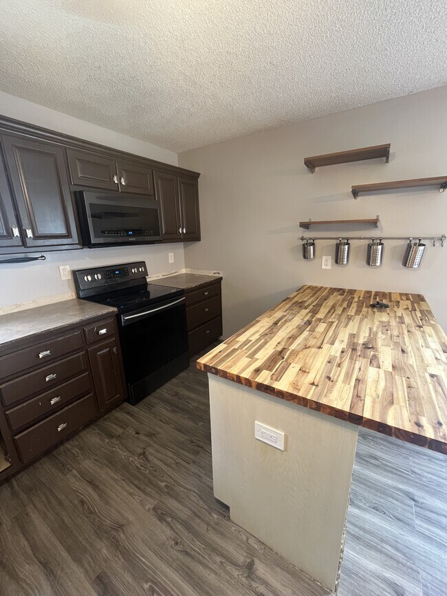 Building Photo - 723 Iron Horse Dr