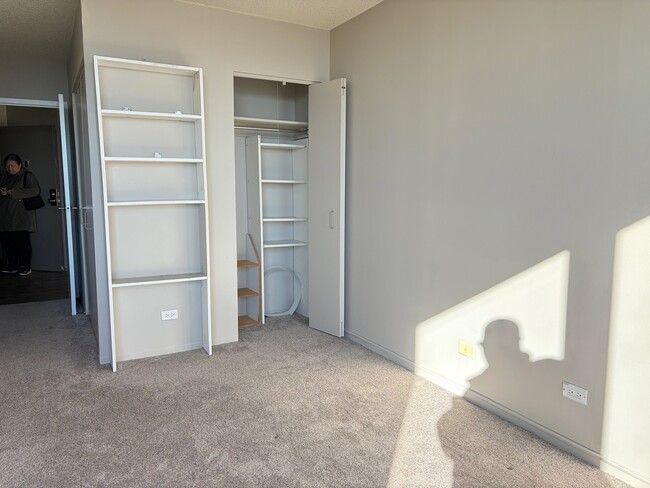 Building Photo - 5320 N Sheridan Rd