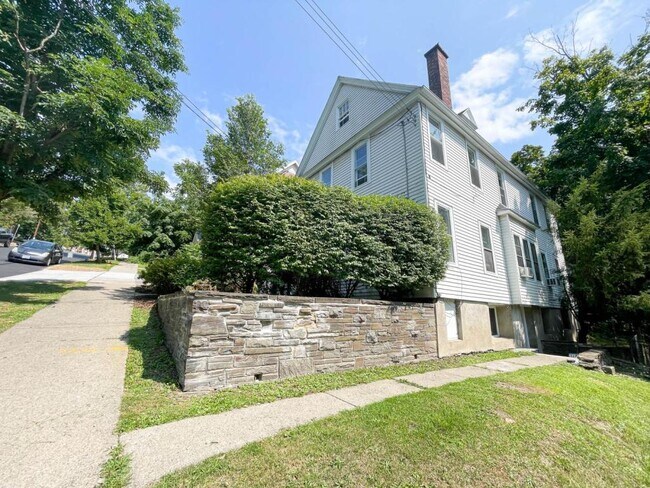 Building Photo - 705 E Seneca St