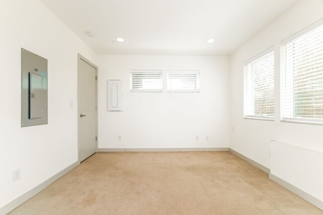Building Photo - Sleek 2-Bed Townhome with Rooftop Deck & A...