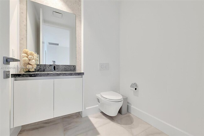 Building Photo - 700 NE 26th Terrace