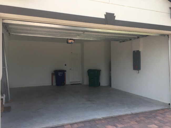 Building Photo - 1126 S Town and River Dr