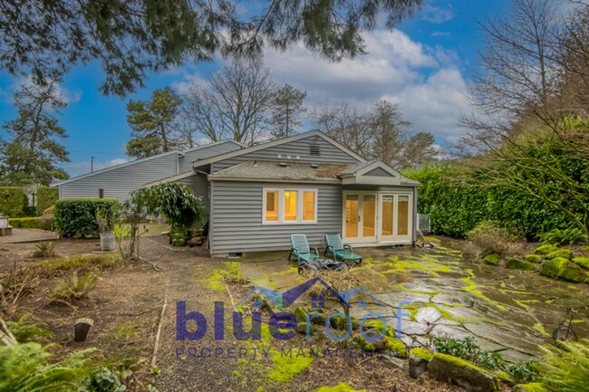 Building Photo - 8045 SW West Slope Dr