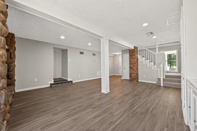 Building Photo - 1305 St Lawrence River Rd