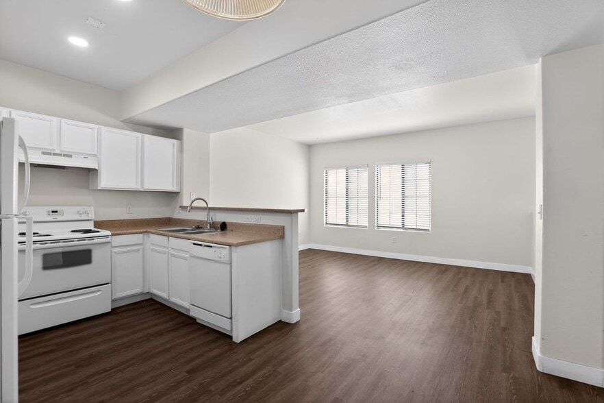 Building Photo - 2060 Rancho Lake Dr