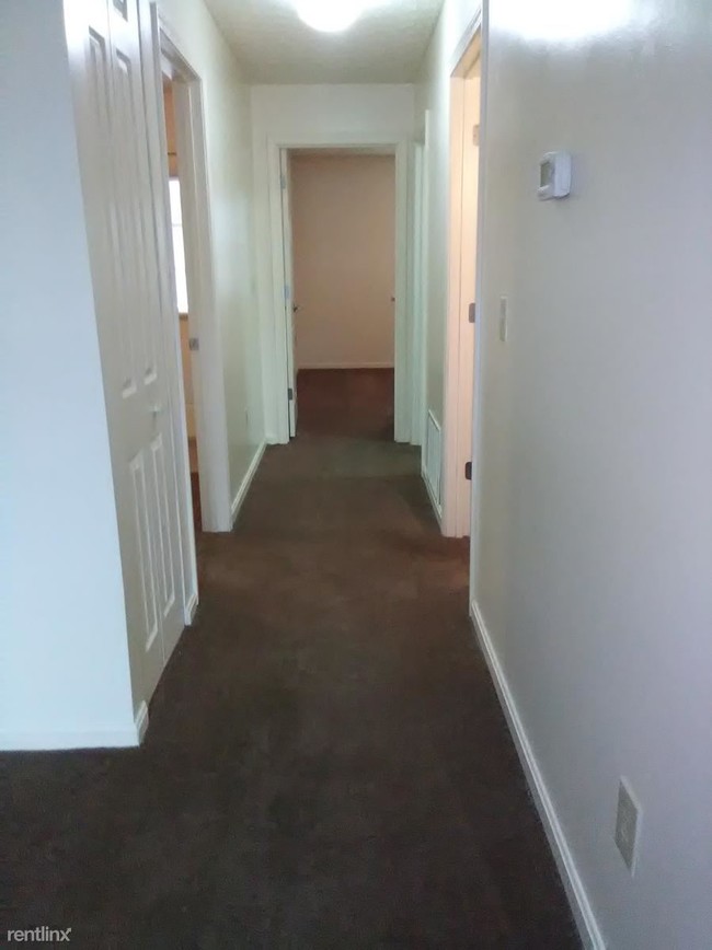 Building Photo - 447 Hillcrest Dr