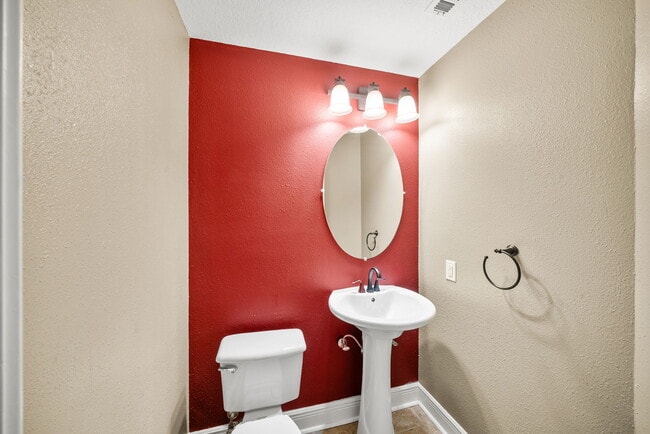 Building Photo - Spacious 4-Bed Home with Island Kitchen, Fireplace & Fenced Yard in San Antonio – 2,143 Sq Ft