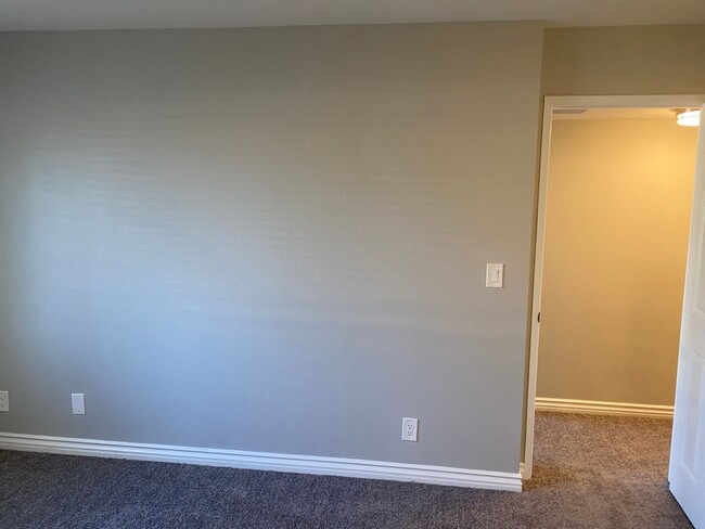 Building Photo - 2 bed, 2 bath upgraded unit with community...