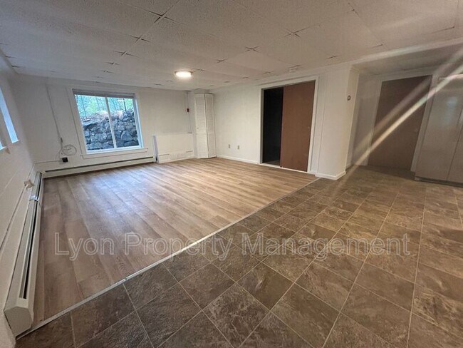 Building Photo - 1495 Ten Rod Rd