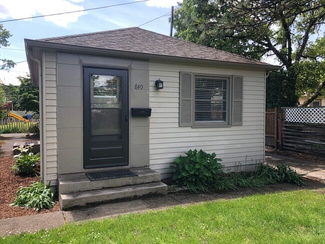 Building Photo - One Bedroom Cottage in the Heart of Salem