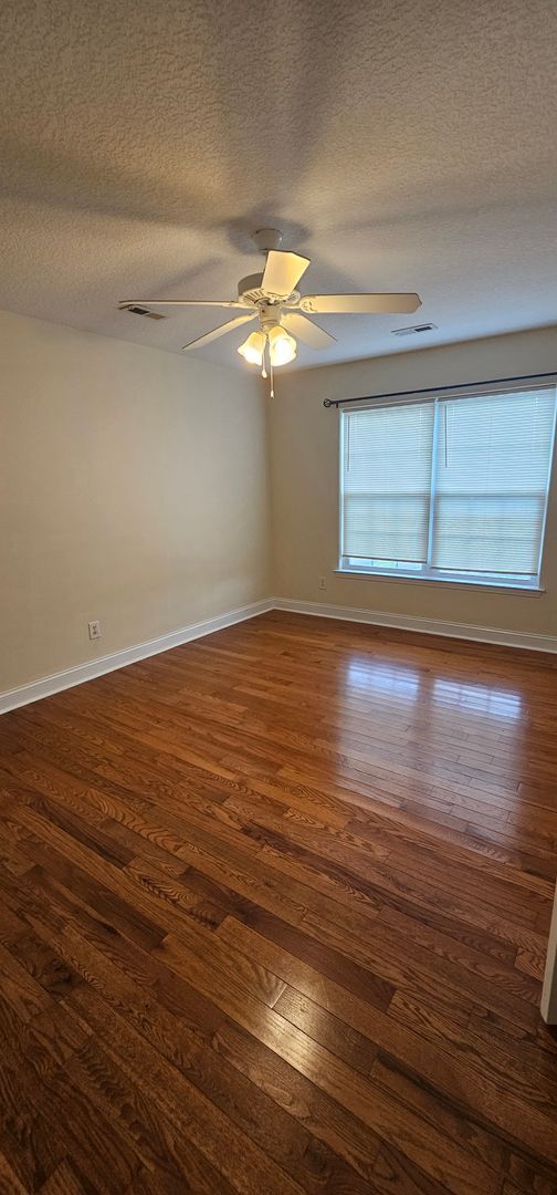 Building Photo - Rental in Desireable Hunters Ridge