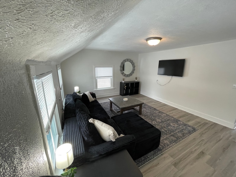 Building Photo - 105 Maple Ct