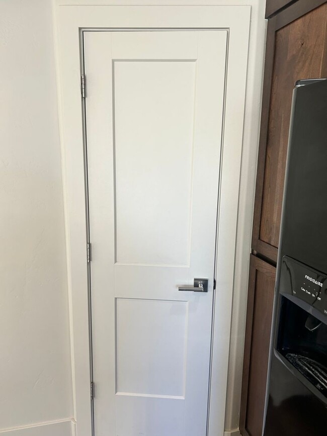 Building Photo - BEAUTIFUL TOWNHOME!