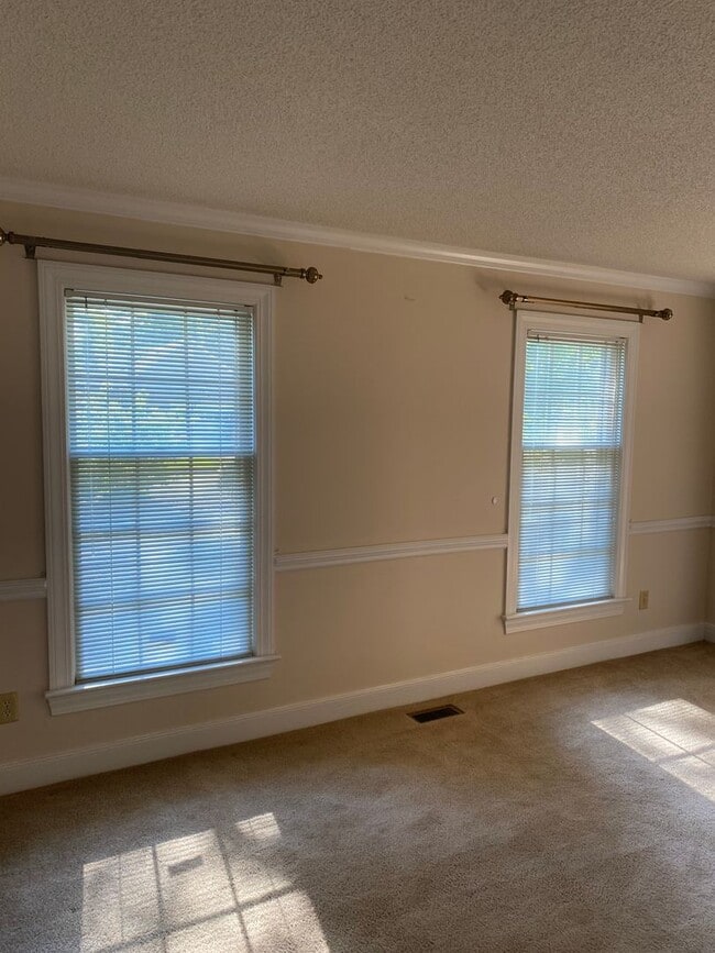 Building Photo - 3 Bedroom 3 Bath Brick Ranch