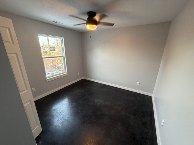 Building Photo - 301 W Sunrise St