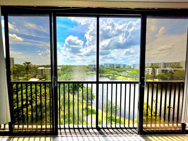 Building Photo - 2112 S Cypress Bend Dr