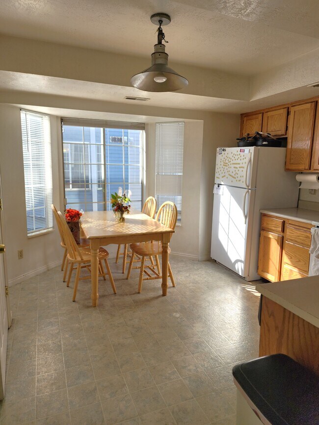 Building Photo - 565 N 300 E