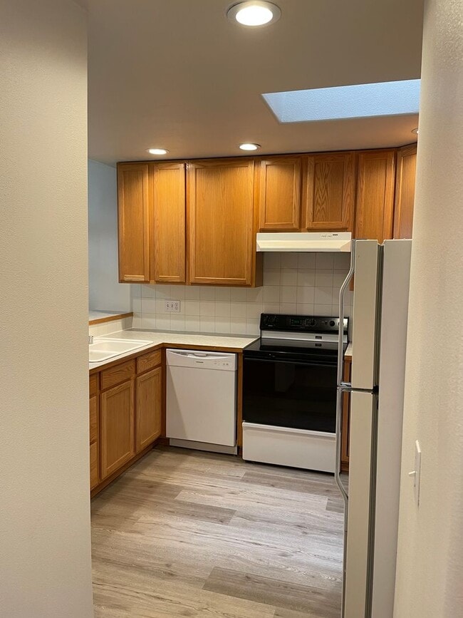 Primary Photo - Spacious 3 bedroom 2 bathroom unit in Lake...