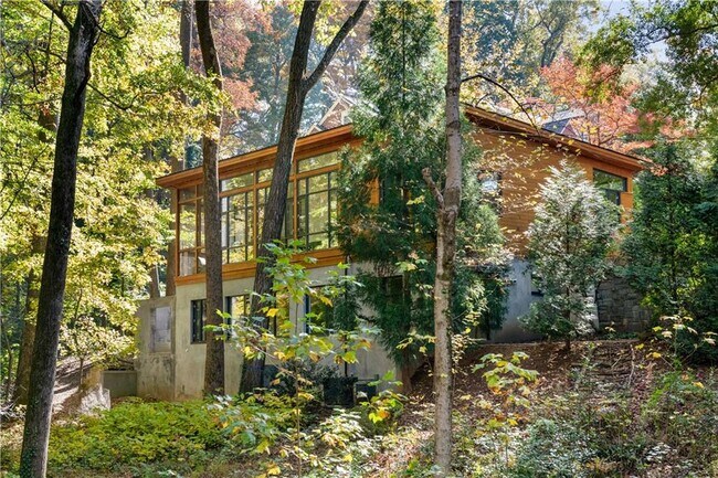 Building Photo - 515 Claire Dr NE