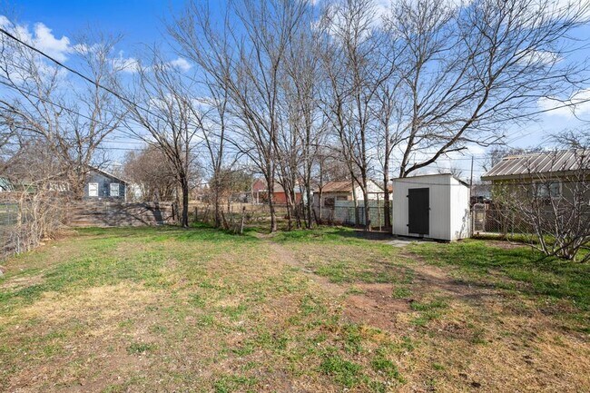 Building Photo - 918 W 3rd St