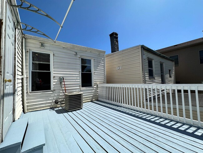 Building Photo - 125 Zabriskie St