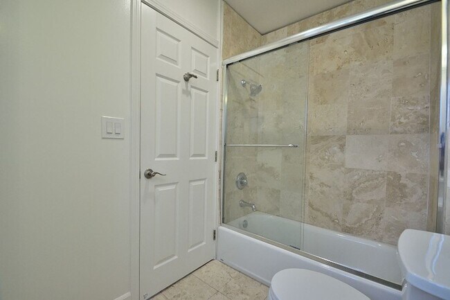 Building Photo - 3 Bedroom 2 bath Home, 2 Car garage, Air Conditioned
