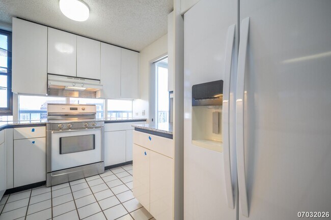 Building Photo - 2 bd, 2 ba Condo in Honoulu Park Place