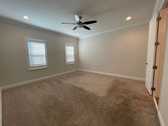 Building Photo - Large 3 Bed 3.5 Bath 2 Car Garage Townhous...