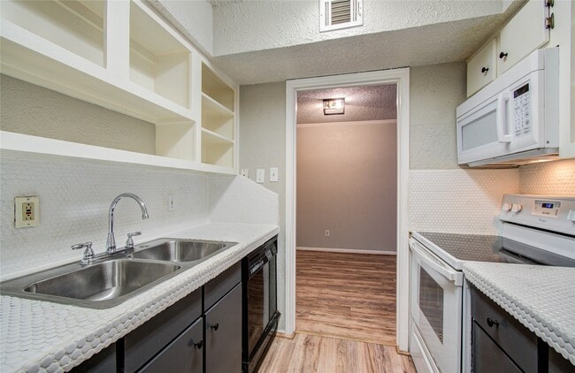 Building Photo - 6410 Del Monte Dr