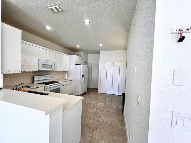 Building Photo - 2433 Pasadena Way